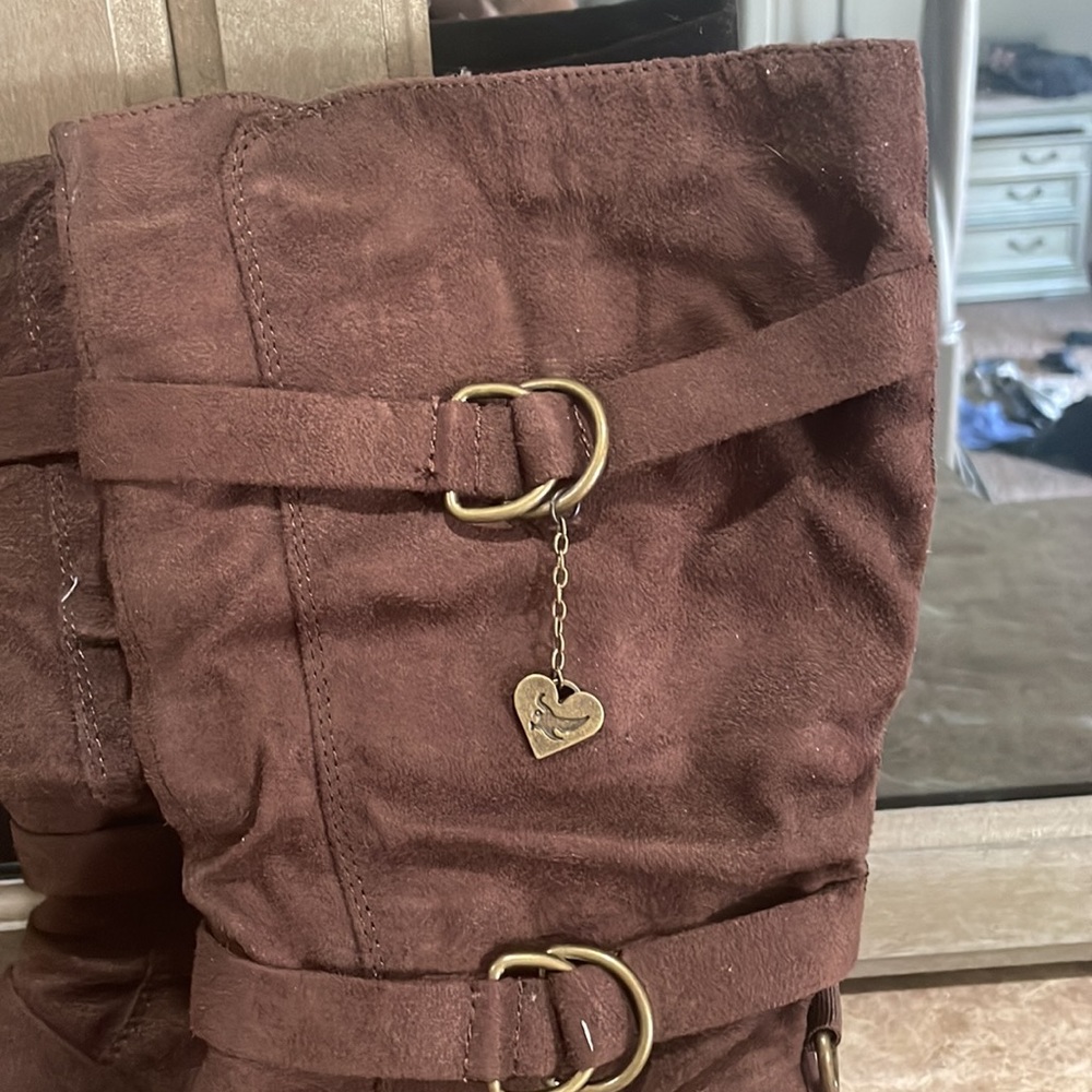 Brown faux suede boots with faux buckles by Shiekh shoes - Picture 2 of 13